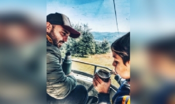 Sebastián y su hijo mateando en San Martín de los Andes.