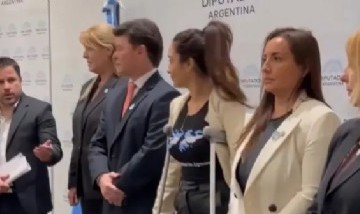 Tetaz le pidió a una diputada que se saque la remera de Malvinas para no ofender a la embajadora inglesa