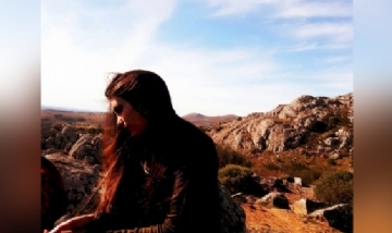 Juli disfrutando del paisaje en Tandil, Buenos Aires.