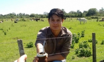 Joaco trabajando y tomando mates. Pergamino, Buenos Aires.