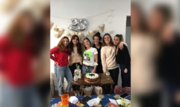 Valentina festejando sus 23 con sus amigas. En Rosario, Santa Fe.