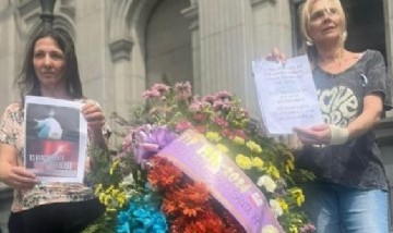 Libertarios rosarinos celebraron el cierre de Afip con flores y coronas fúnebres