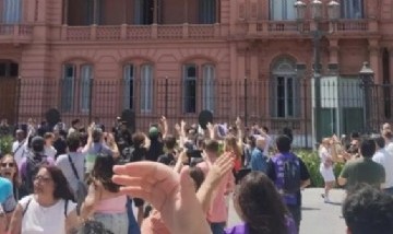 Milei salió al balcón de Casa Rosada y terminó abucheado por estudiantes universitarios