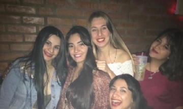 Mika y sus amigas recorriendo la noche de Eldorado, Misiones.