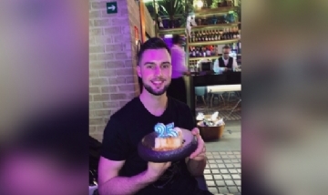 Valentín festejando sus 25 en Zaragosa, España.