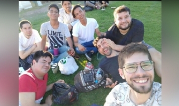 Antonio y sus amigos mateando en Plaza Francia, CABA.