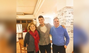 Roberto festejando su cumple con familia en Murcia, España.