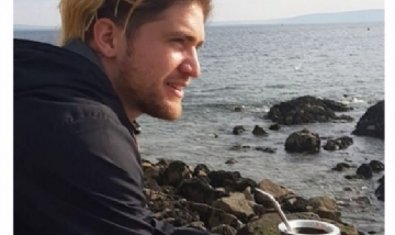 Iván, jugador de fútbol del Galway de Irlanda disfrutando de la playa y los mates. Irlanda.