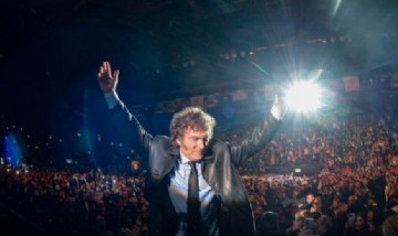 En el Luna Park, Javier Milei cantó varios hits de La Renga y presentó su nuevo libro