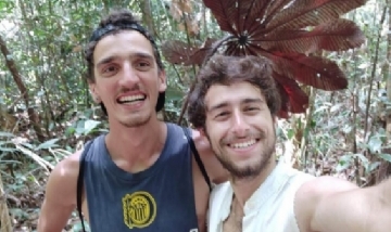 Ignacio y su amigo en Presidente Figueredo, Brasil.