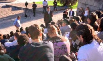 "Ganar la calle para no perder el aula": clases al aire libre en la UBA por el recorte de fondos