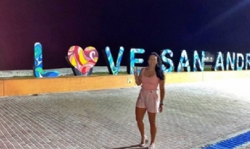 Marcelle recorriendo la noche de San Andrés, Colombia.