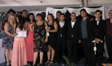 Brahian y sus compañeros graduados de Florencio Varela, Buenos Aires.