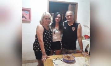 Caro festejando sus 27 con sus papás, en Villa Mercedes, San Luis.