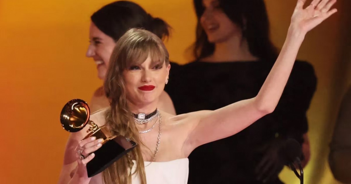 Taylor Swift brilló y recibió el Grammy al mejor álbum del año.